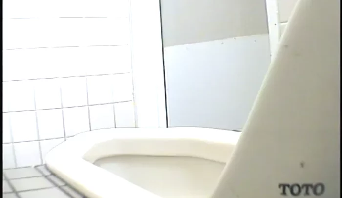 和式トイレ盗撮 隠しカメラ映像 トイレで用を足す女性たちの無防備な姿 のスクリーンショット 1