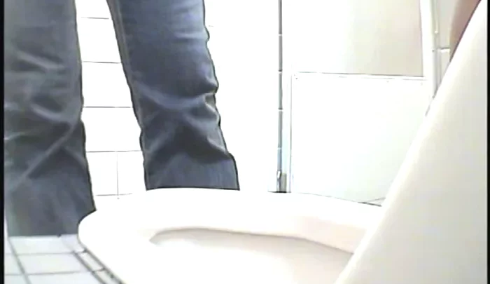 和式トイレ盗撮 隠しカメラ映像 トイレで用を足す女性たちの無防備な姿 のスクリーンショット 2