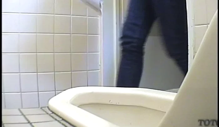 和式トイレ盗撮第三弾 隠しカメラで捉えた素人の恥ずかしい瞬間 のスクリーンショット 3