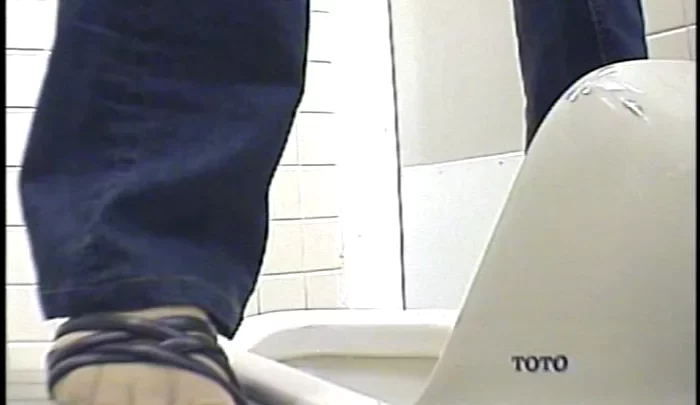 和式トイレ盗撮4 隠しカメラで覗かれる女性たちのトイレ事情 のスクリーンショット 2
