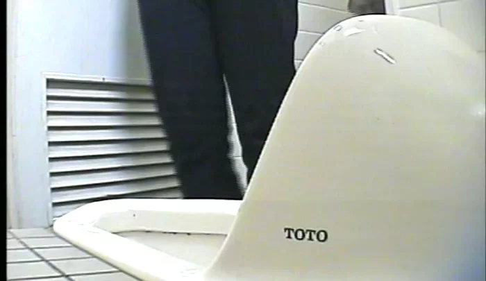 和式トイレ盗撮4 隠しカメラで覗かれる女性たちのトイレ事情 のスクリーンショット 3