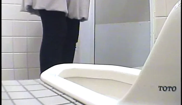 和式トイレ盗撮4 隠しカメラで覗かれる女性たちのトイレ事情 のスクリーンショット 4