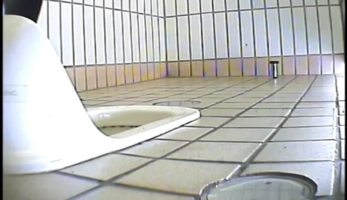 和式トイレ盗撮5 隠しカメラで捉えた素人女性のトイレ盗撮映像 のスクリーンショット 1
