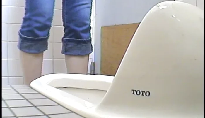 和式トイレ盗撮5 隠しカメラで捉えた素人女性のトイレ盗撮映像 のスクリーンショット 4
