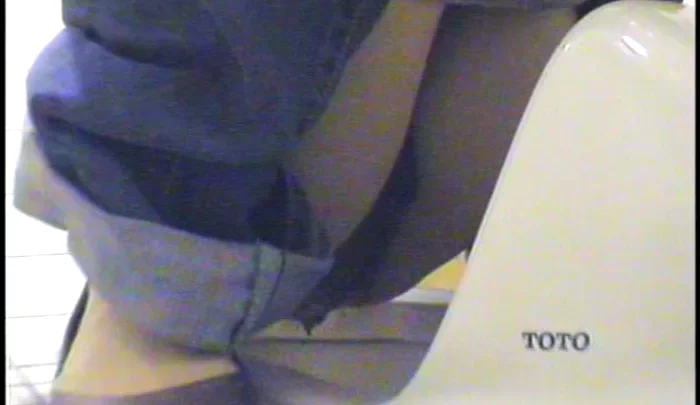 和式トイレ盗撮6 隠しカメラで捉えたトイレでの無防備な姿 のスクリーンショット 2
