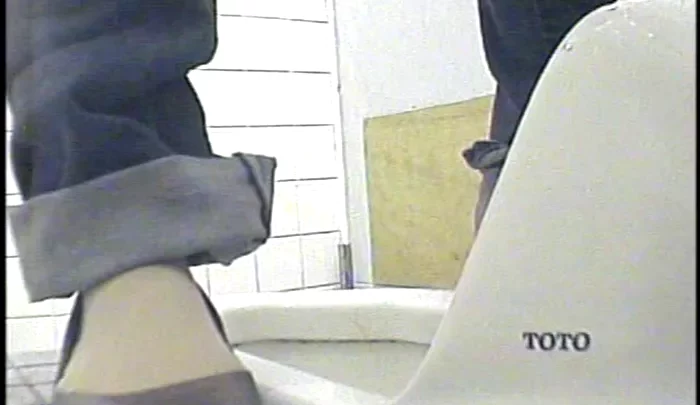 和式トイレ盗撮6 隠しカメラで捉えたトイレでの無防備な姿 のスクリーンショット 3