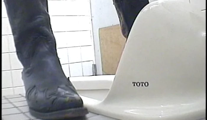 和式トイレ盗撮6 隠しカメラで捉えたトイレでの無防備な姿 のスクリーンショット 4