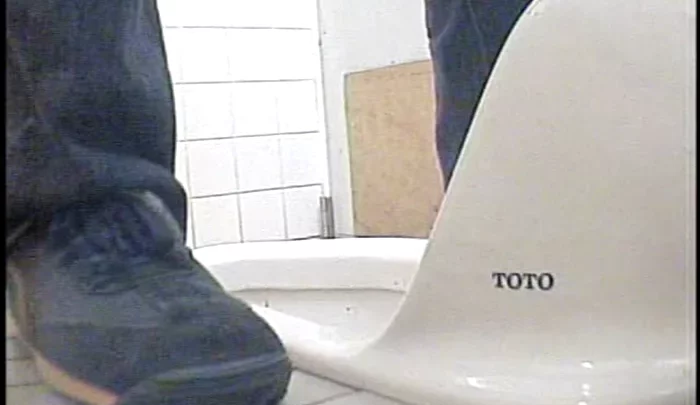 和式トイレ盗撮7 隠しカメラで覗く素人のトイレ行為 のスクリーンショット 2