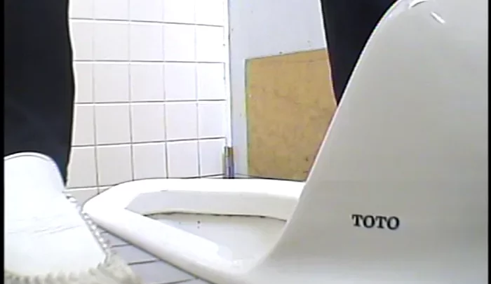 和式トイレ盗撮7 隠しカメラで覗く素人のトイレ行為 のスクリーンショット 3