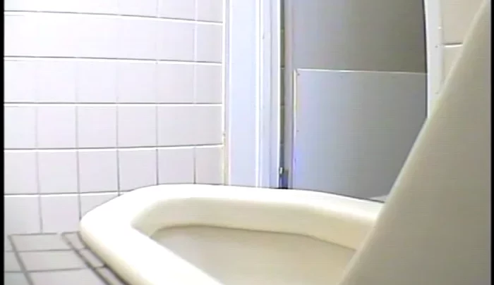 和式トイレ盗撮7 隠しカメラで覗く素人のトイレ行為 のスクリーンショット 4