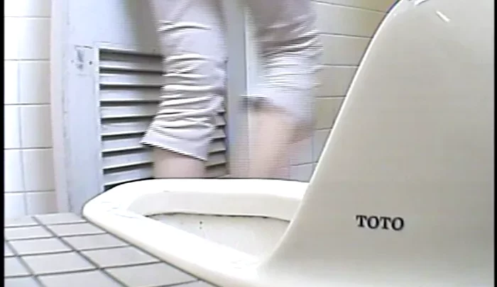 和式トイレの盗撮 8 – 隠しカメラで捉えたトイレ盗撮映像 のスクリーンショット 1