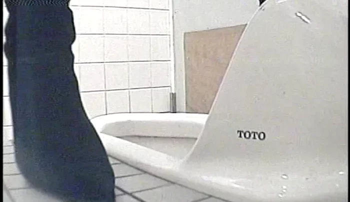 和式トイレの盗撮 8 – 隠しカメラで捉えたトイレ盗撮映像 のスクリーンショット 3