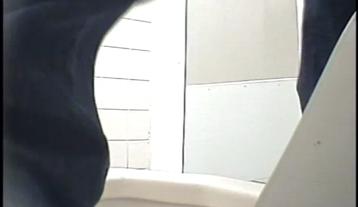 和式トイレ盗撮9 – 隠しカメラで捉えたトイレ盗映像、素人投稿の覗き動画 のスクリーンショット 1