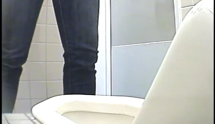 和式トイレ盗撮9 – 隠しカメラで捉えたトイレ盗映像、素人投稿の覗き動画 のスクリーンショット 2