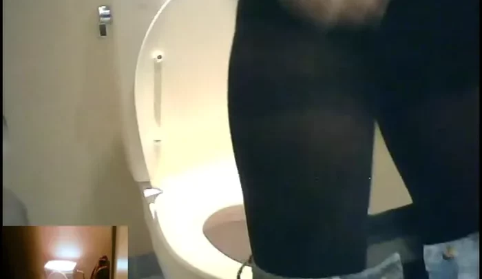 カジュアルトイレ 1 – 和式トイレでの覗きや隠しカメラによるアジア人の放尿盗撮 のスクリーンショット 2
