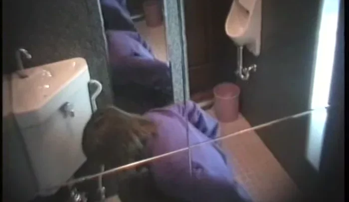 カラオケ4 – 個室トイレに仕掛けられた隠しカメラで盗撮、和式便所で用を足す女性たちの無防備な姿 のスクリーンショット 2