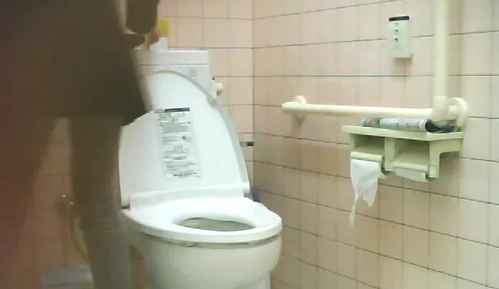 コンビニトイレ盗撮10 覗き穴から見える美しいアジアン美女のおしっこシーン のスクリーンショット 1
