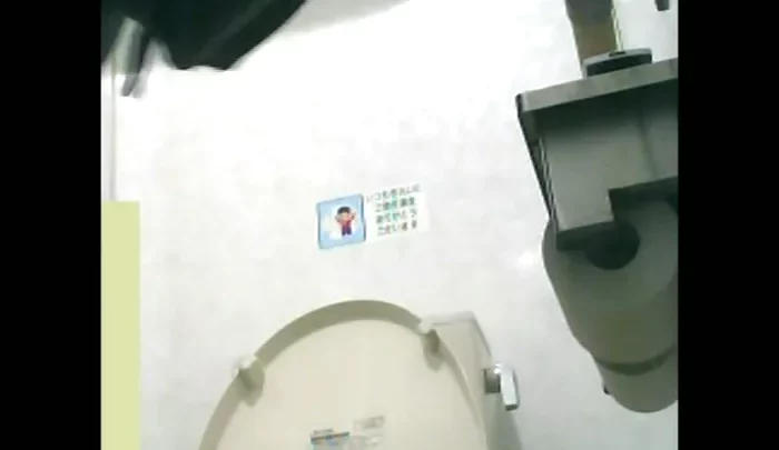 コンビニトイレ盗撮 11 – 美しいアジア人女性がトイレで用を足す姿を覗き見 のスクリーンショット 1