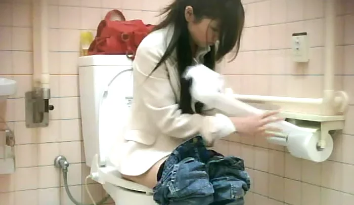 コンビニトイレでの覗き映像。美しいアジア人女性がトイレで用を足す様子を盗撮した隠しカメラ動画。 のスクリーンショット 3
