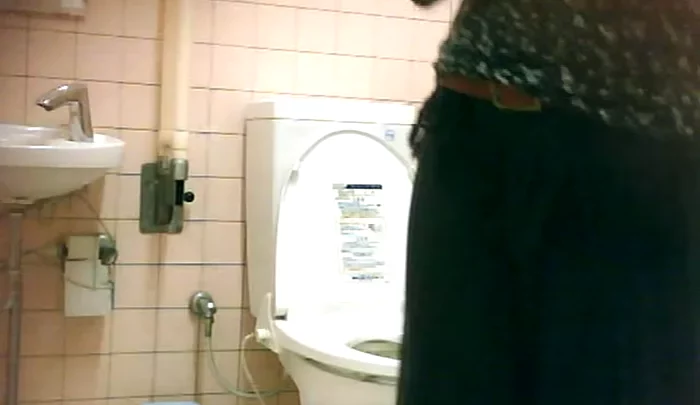 コンビニトイレでの覗き映像。美しいアジア人女性がトイレで用を足す様子を盗撮した隠しカメラ動画。 のスクリーンショット 4