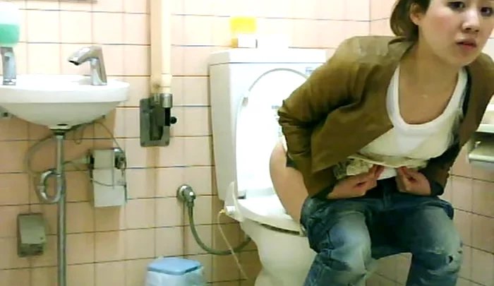 コンビニトイレ盗撮2 美しいアジア人女性がトイレでおしっこ、覗き穴からの盗撮映像 のスクリーンショット 3