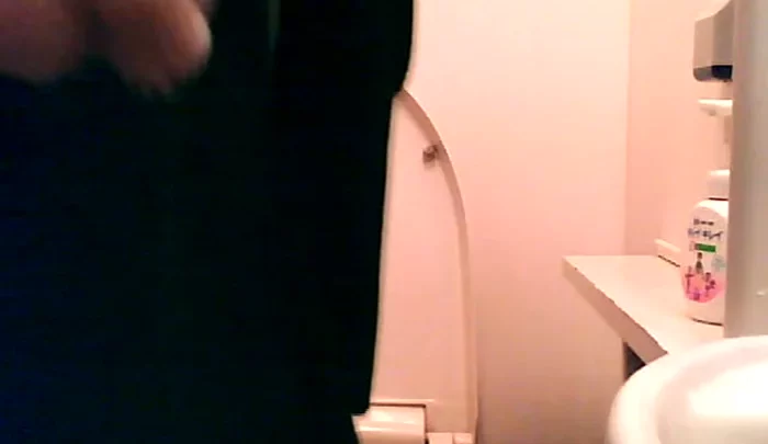 コンビニトイレ盗撮2 美しいアジア人女性がトイレでおしっこ、覗き穴からの盗撮映像 のスクリーンショット 4