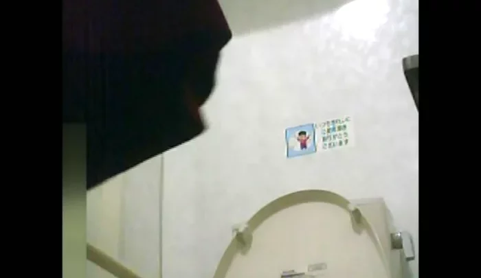 コンビニトイレ盗撮3 覗き穴から見えた美しいアジアン美女のおしっこ映像 のスクリーンショット 1
