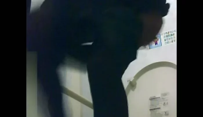 コンビニトイレ盗撮3 覗き穴から見えた美しいアジアン美女のおしっこ映像 のスクリーンショット 4