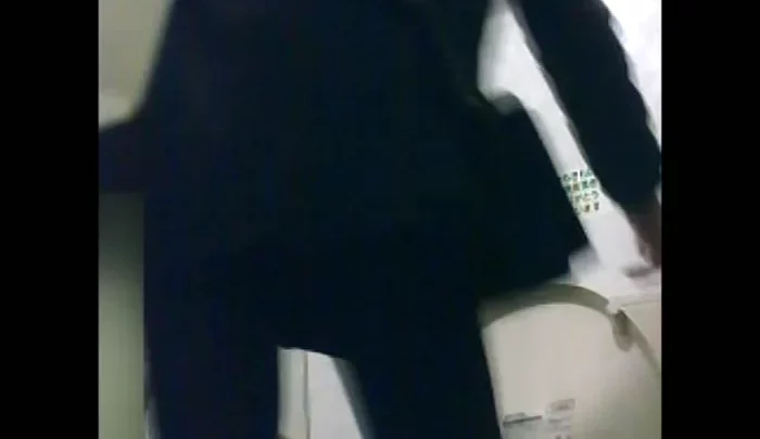 コンビニトイレ盗撮4 覗き穴から美しいアジア人女性のおしっこを盗撮 のスクリーンショット 1