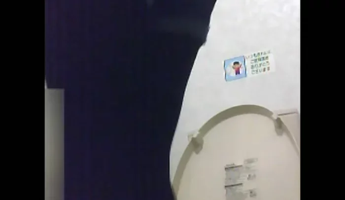 コンビニトイレ盗撮4 覗き穴から美しいアジア人女性のおしっこを盗撮 のスクリーンショット 2
