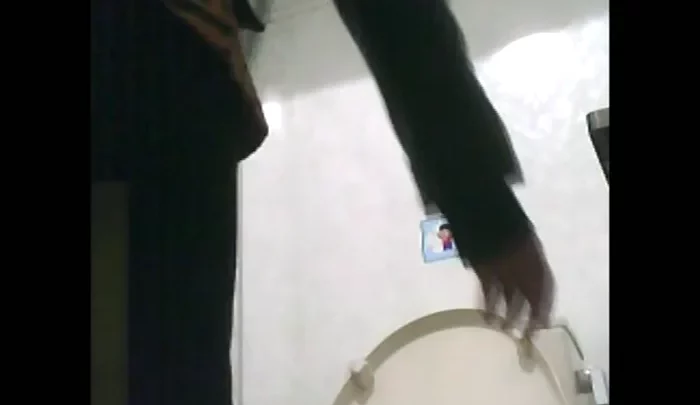 コンビニトイレ盗撮5 美人アジアン美女のトイレ盗撮映像 のスクリーンショット 1