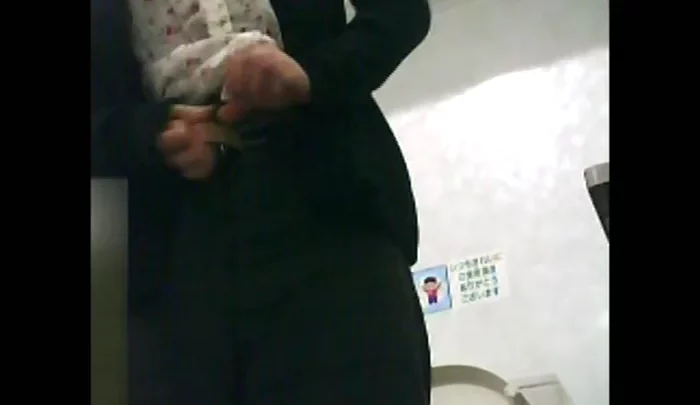 コンビニトイレ盗撮5 美人アジアン美女のトイレ盗撮映像 のスクリーンショット 2
