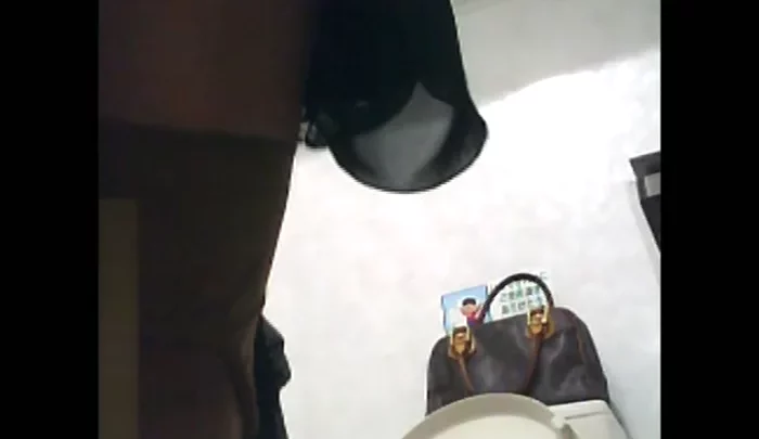 コンビニトイレ盗撮5 美人アジアン美女のトイレ盗撮映像 のスクリーンショット 3