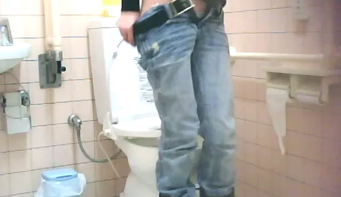 コンビニトイレ盗撮 9 – 美しいアジア人女性がトイレで用を足す姿を覗き見 のスクリーンショット 4