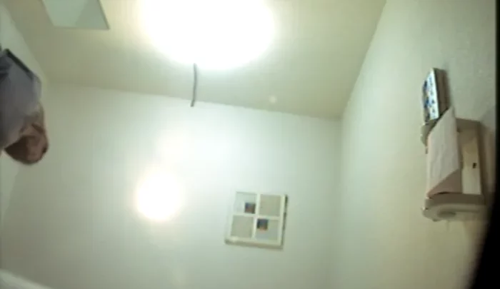 スポーツジムのトイレ盗撮3 若いスポーツ少女がフィットネスクラブのトイレで用を足す隠しカメラ映像 のスクリーンショット 1