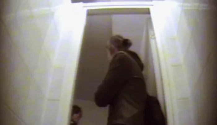 ロシアの大学トイレ盗撮 40 – 女子学生が個室で用を足す隠しカメラ映像 のスクリーンショット 2