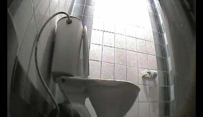 ロシア大学トイレ盗撮 女子学生が個室で放尿する隠し撮り映像 のスクリーンショット 1