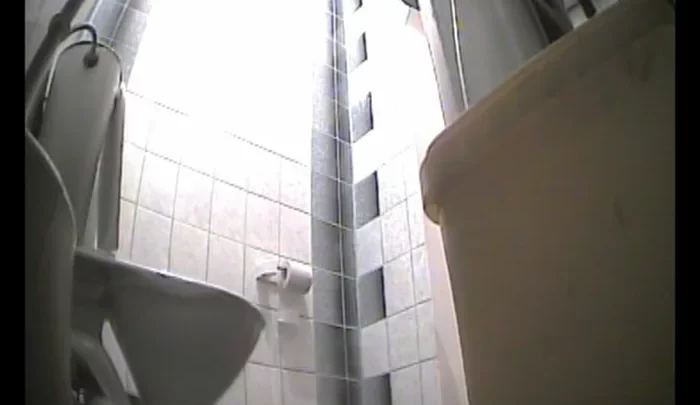 ロシア大学トイレ盗撮 女子学生が個室で放尿する隠し撮り映像 のスクリーンショット 3