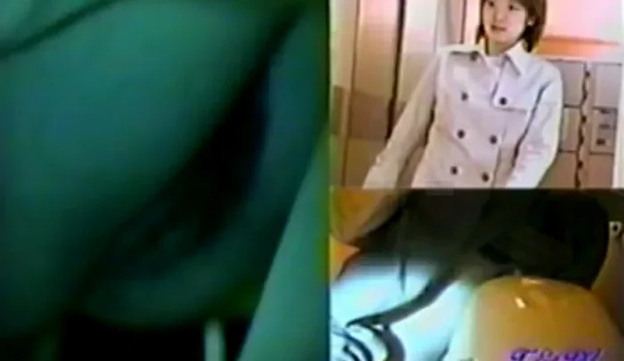 女子中学生トイレ盗撮3 – 覗き穴から無修正盗撮、隠しカメラで捉えたスクール水着 のスクリーンショット 2