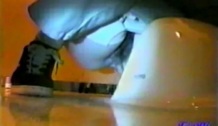 女子中学生トイレ盗撮3 – 覗き穴から無修正盗撮、隠しカメラで捉えたスクール水着 のスクリーンショット 4