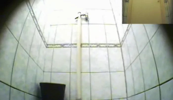 ロシア大学トイレ盗撮 隠しカメラで捉えた女子学生の放尿シーン のスクリーンショット 4