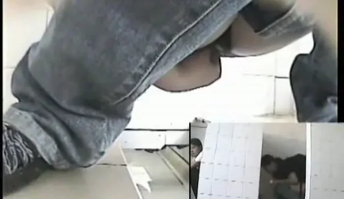 中国女子大7 – トイレ盗撮、隠しカメラで覗かれる女子たちのお漏らし映像 のスクリーンショット 1