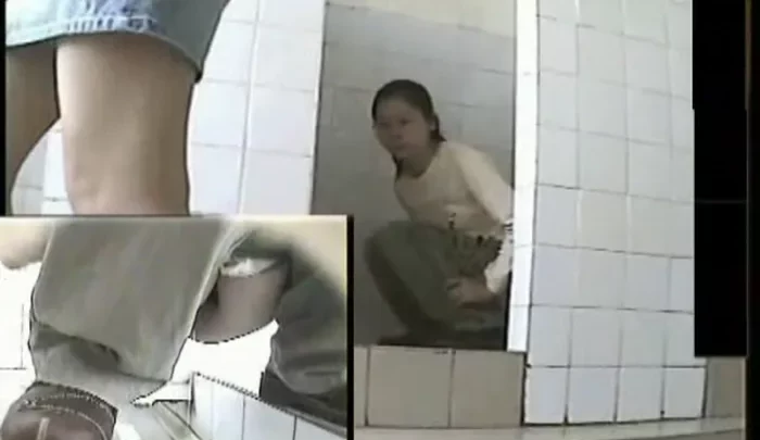 中国女子大7 – トイレ盗撮、隠しカメラで覗かれる女子たちのお漏らし映像 のスクリーンショット 2