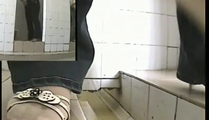 中国女子大7 – トイレ盗撮、隠しカメラで覗かれる女子たちのお漏らし映像 のスクリーンショット 4