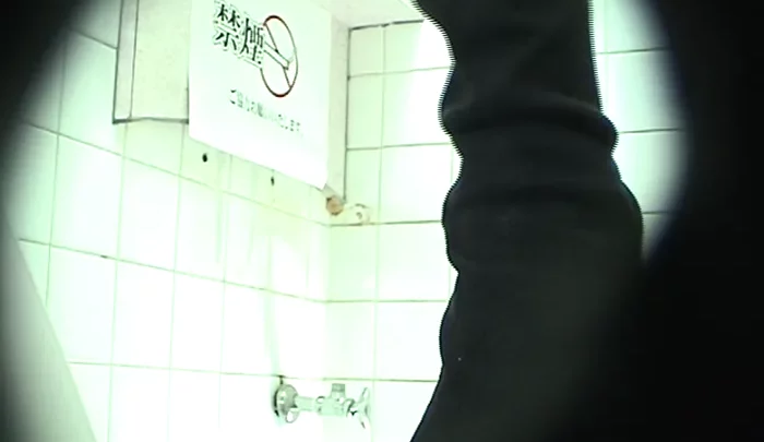 医科大学トイレ盗撮 – 女子トイレに仕掛けた隠しカメラで覗き撮影したピーイングホール動画 のスクリーンショット 3