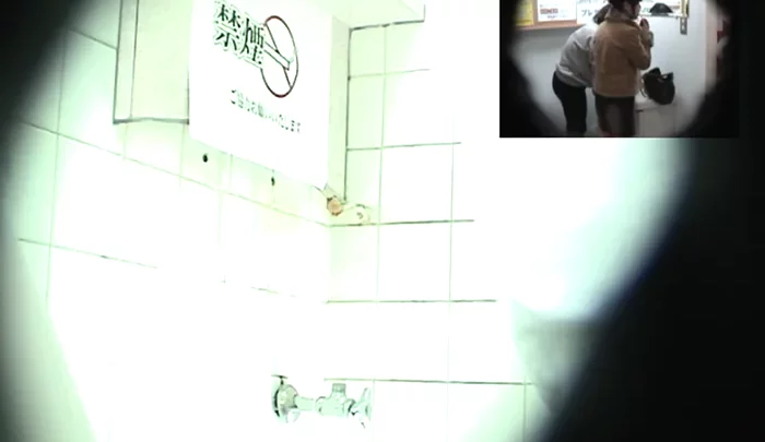医科大学トイレ盗撮 – 女子学生の用を足す姿を覗き見る隠しカメラ映像 のスクリーンショット 1