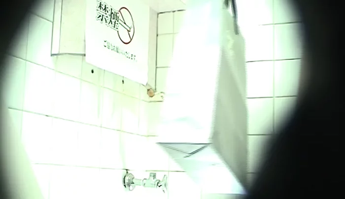 医科大学トイレ盗撮 – 女子学生の用を足す姿を覗き見る隠しカメラ映像 のスクリーンショット 3