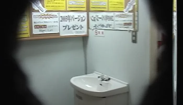 医科大学トイレ盗撮 – 女子学生の用を足す姿を覗き見 のスクリーンショット 4