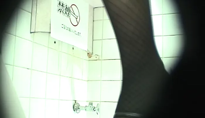 医科大学トイレ盗撮 女子学生のおしっこを覗き見する隠しカメラ映像 のスクリーンショット 2