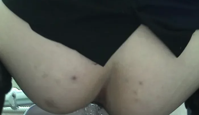 医科大学トイレ盗撮 女子学生のおしっこを覗き見する隠しカメラ映像 のスクリーンショット 2